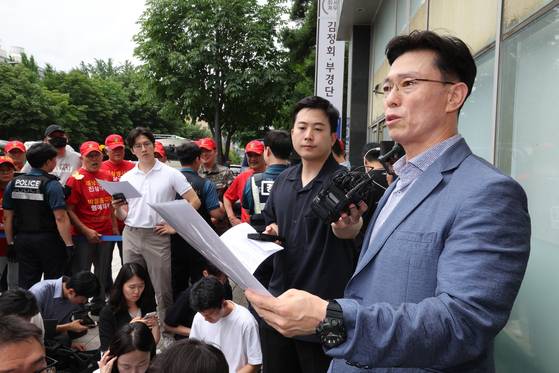 임성근 전 해병대 1사단장이 지난 2일 서울 서초구 서초한샘빌딩에 마련된 순직해병특검팀 사무실에 피의자 신분으로 출석해 입장문을 읽고 있다. 김경록 기자