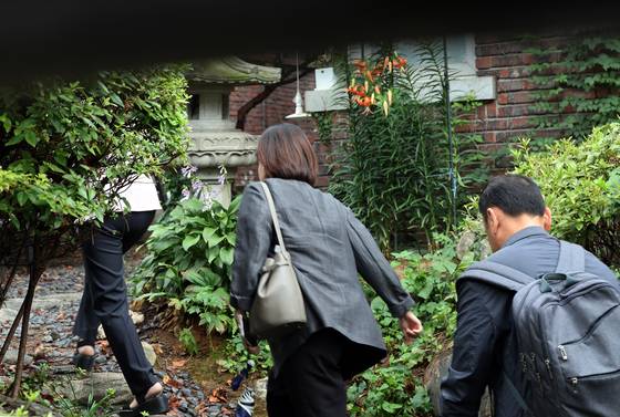 김건희 여사 관련 의혹들을 수사하는 민중기 특별검사팀이 15일 서울 역삼동 건진법사 전성배 씨의 법당에 대한 압수수색에 나선 가운데 특검 관계자들이 법당으로 들어가고 있다. 뉴스1