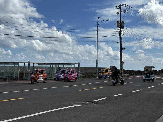 우도에서 운행 중인 전기 삼륜차와 오토바이. 최충일 기자