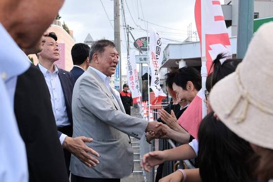 오는 20일 치러지는 참의원 선거 지원에 나선 이시바 총리가 지난 14일 아오모리현을 방문해 유권자들과 악수를 나누고 있다. 출처 이시바 시게루 총리 X