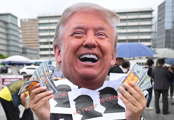 도널드 트럼프 미국 대통령의 관세 정책에 반대하는 시위가 서울에서 열렸다. AFP=연합뉴스