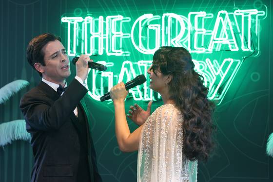 배우 매트 도일, 센젤 아마디가 15일 서울 반포 무드서울에서 열린 뮤지컬 '위대한 개츠비' 서울 론칭 쇼케이스 '퍼스트 룩(FIRST LOOK)'에서 주요 넘버를 시연하고 있다. 연합뉴스