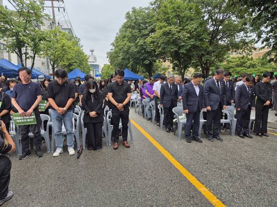 15일 충북도청 앞에서 열린 오송 지하차도 참사 2주기 추모제에서 참석자들이 희생자들의 넋을 기리며 묵념을 하고 있다. 최종권 기자