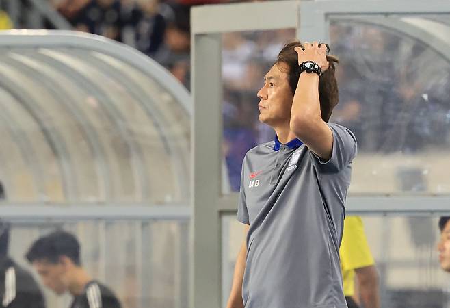 경기를 지켜보는 홍명보 감독. [연합뉴스]