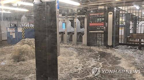 ▲ 14일(현지시간) 폭우로 침수된 미국 뉴욕의 지하철 역 [Juan Luis Landaeta 소셜미디어=연합뉴스]