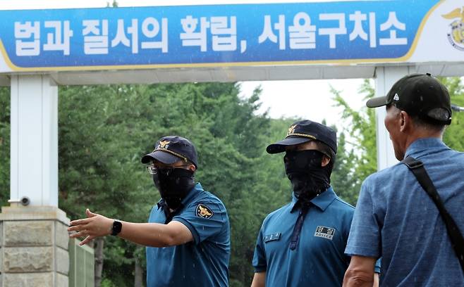 ▲ '12·3 비상계엄' 관련 내란·외환 의혹을 수사하는 조은석 특별검사팀의 소환 통보에 불응한 윤석열 전 대통령을 상대로 한 1차 강제구인 시도가 무산됐다. 사진은 14일 윤 전 대통령이 수감된 서울구치소 앞에 경찰이 배치돼 있는 모습 [연합뉴스]