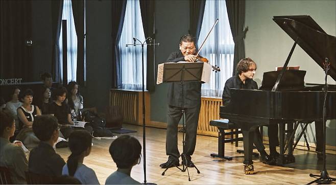 지난 13일 서울 대학로 예술가의 집에서 열린 줄라이 페스티벌에서 바이올리니스트 김응수와 피아니스트 일리야 라시콥스키가 연주하고 있다.  더하우스콘서트 제공