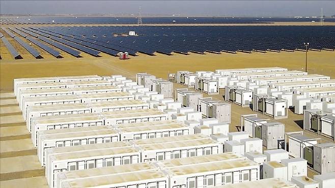 태양광 발전소와 함께 조성된 미국의 한 ESS 단지.  한국배터리산업협회 제공