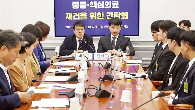 < 국회 찾은 전공의협의회 > 박주민 국회 보건복지위원장(왼쪽)과 한성존 대한전공의협의회 비상대책위원장이 14일 국회에서 열린 ‘중증·핵심의료 재건을 위한 간담회’에서 대화하고 있다.  강은구 기자