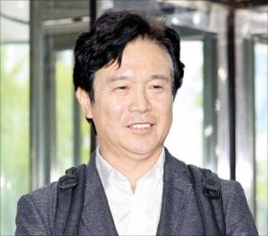 김영훈 고용부 장관 후보자가 지난달 24일 첫 출근길에 취재진의 질문에 답하고 있다.  최혁 기자