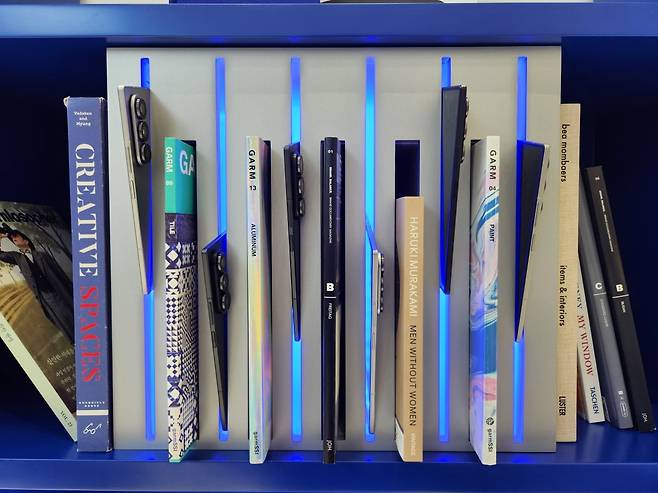 서울 마포구 삼성스토어 홍대에 진열된 갤럭시Z폴드7. 사진=김대영 기자