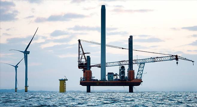 지난 5월 전남 신안군 앞바다에서 상업 운전을 개시한 전남해상풍력 1단지 건설 모습. /전라남도 제공