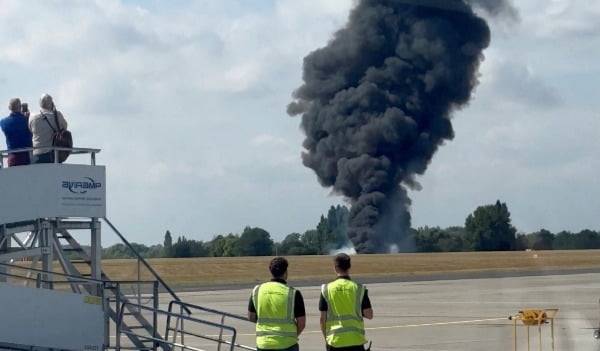 지난 13일(현지시간) 영국 런던 사우스엔드 공항에서 소형 항공기가 이륙 직후 추락해 활주로 근처에 검은 연기 기둥이 솟아오르는 모습. /사진=로이터
