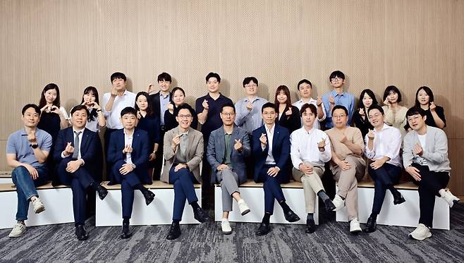 KB증권 김동원 리서치본부장(앞줄 왼쪽 넷째)과 리서치센터 애널리스트./이승재 기자