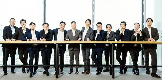 KB증권 박정우 액티브영업본부장(왼쪽 다섯째)과 민시성 S&T부문장(일곱째),법인영업 담당 팀원들./이승재 기자
