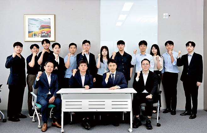 신한투자증권 윤창용 리서치센터장(앞줄 왼쪽 둘째)과 리서치센터 애널리스트./김기남 기자