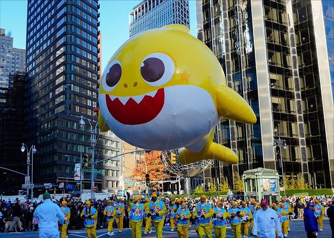 2024년 뉴욕 추수감사절 행사에서 선보인 초대형 핑크퐁 아기상어 캐릭터 / 더핑크퐁컴퍼니