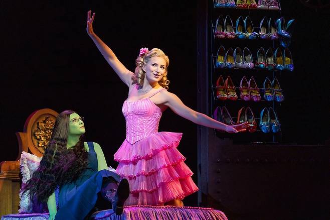 뮤지컬 <위키드>에서 글린다(오른쪽)가 ‘파퓰러’를 부르는 장면. <위키드>는 모든 것을 갖춘 아름다운 외모의 글린다와 특별한 재능을 지녔지만 초록빛 피부 탓에 외면받는 엘파바의 우정과 성장을 그린다.    클립서비스 제공