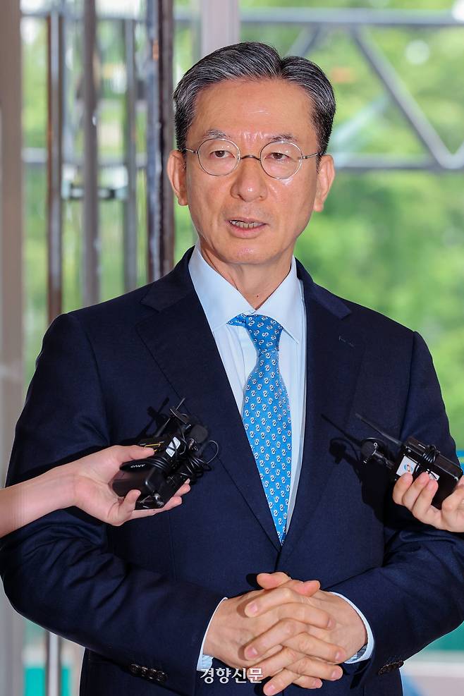 정성호 법무부 장관 후보자가 지난 1일 서울 종로구 적선동에 마련된 청문회 준비 사무실로 출근하고 있다. 이준헌 기자