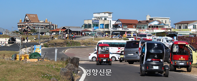 차량 운행 제한이 시행되기 이전인 2015년 우도 내 이륜차와 렌터카 등이 함께 운행하는 모습. 박미라 기자