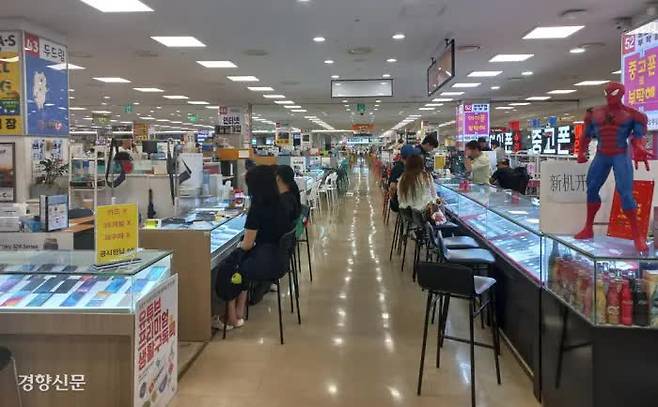 Customers consult about new mobile phone subscriptions at stores on the 9th floor of Sindorim TechnoMart in Guro District, Seoul, on July 14, just before SK Telecom’s cancellation fee waiver period ends. / Reporter Song Yoon-kyung