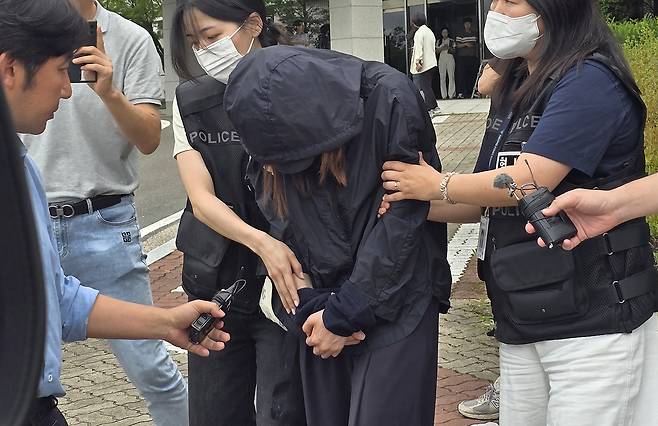 시험기간 중 학교에 무단 침입한 혐의(건조물 침입 등)로 구속 영장이 청구된 학부모 B씨(40대)가 15일 대구지법 안동지원에서 구속 전 피의자 심문(영장실질심사)을 받은 후 취재진에게 질문을 받고 있다. 연합뉴스