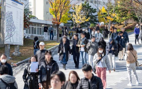 지난해 11월 부산대에서 진행된 2025학년도 대학입학 수시모집 논술고사를 마친수험생들이 학교를 빠져나오고 있다.    국제신문DB