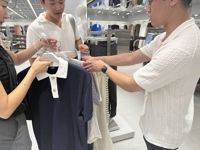 Jeremy selects which pieces he wants to try on. [WOO JI-WON]