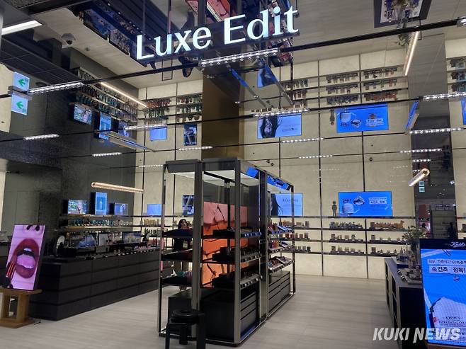 지난해 11월 오픈한 올리브영N성수 매장 내 럭셔리 뷰티 존. 심하연 기자&nbsp;