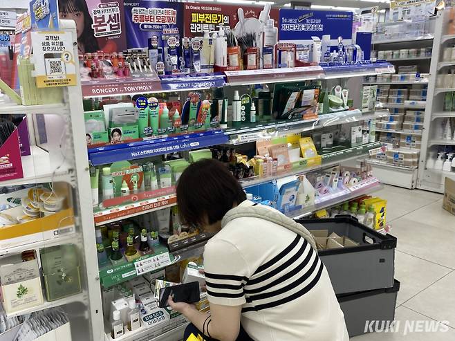 14일 서울 다이소의 한 매장에서 손님이 화장품을 살펴보고 있다. 심하연 기자