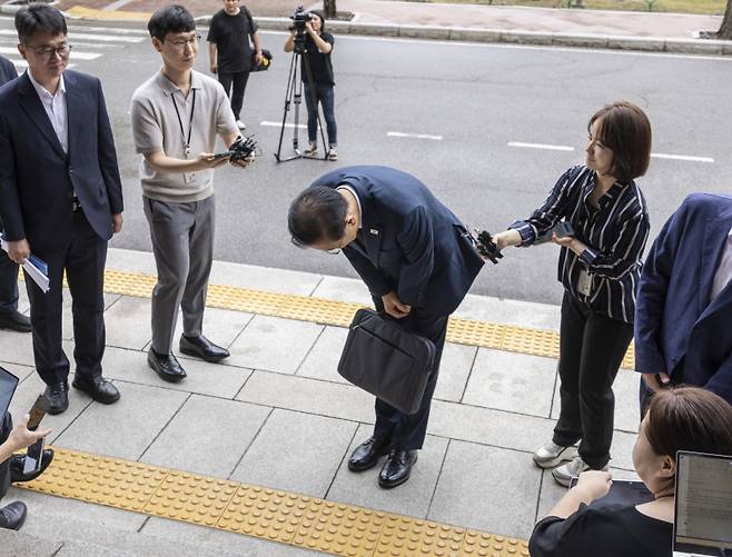 김윤덕 국토교통부 장관 후보자가 15일 정부과천청사에 마련된 인사청문회 준비 사무실로 첫 출근하다 취재진과 만나 인터뷰를 마친 뒤 인사하고 있다. 연합뉴스