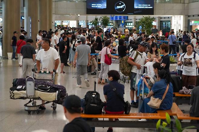 본격적인 휴가철인 지난해 8월 1일 인천국제공항 제1여객터미널이 여행객들로 붐비고 있다. 유희태 기자