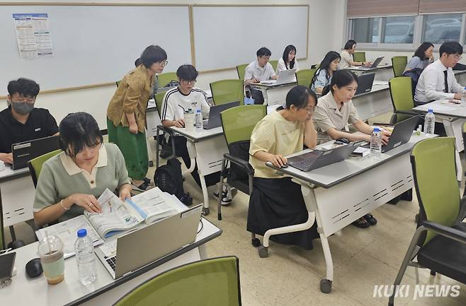 충남교육청은 14~15일 공주시 소재 교육연수원에서 중학교 교원 160명을 대상으로 ‘수업준비 OK’ 자료를 활용한 1학년 2학기 평가계획 작성 배움자리를 운영했다.&nbsp;