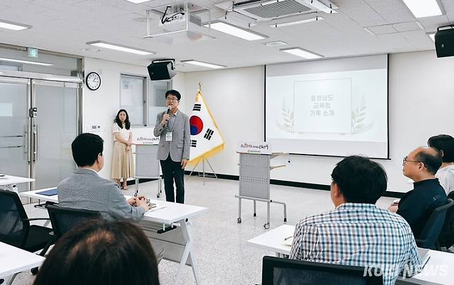 충남교육청은 14일 인천 일원에서 학교지원센터 담당자 60여 명이 참석한 가운데 상반기 사업 평가, 타시도와 학교지원 사례 나눔으로 2025년 하반기 학교지원 방향을 수립하는 평가회를 개최했다.&nbsp;