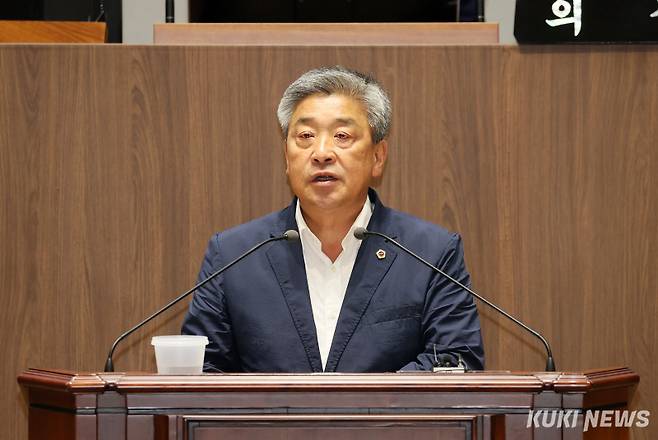 충남도의회 전익현 의원이 15일 열린 제360회 임시회 제1차 본회의에서 5분 발언에 나서고 있다.