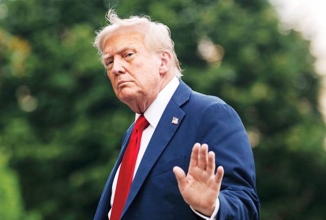 도널드 트럼프 미국 대통령이 13일(현지시간) 전용 헬기 마린원을 타고 백악관 사우스론에 도착한 뒤 손을 흔들고 있다. 트럼프 대통령은 주말 사이 텍사스주 홍수 피해 지역 등을 방문하고 백악관으로 복귀했다. UPI연합뉴스