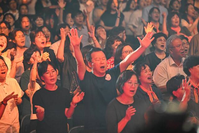 714 기도대성회 참석자들이 14일 서울 한양대 올림픽체육관에서 두 손 들고 찬양하고 있다. 신석현 포토그래퍼