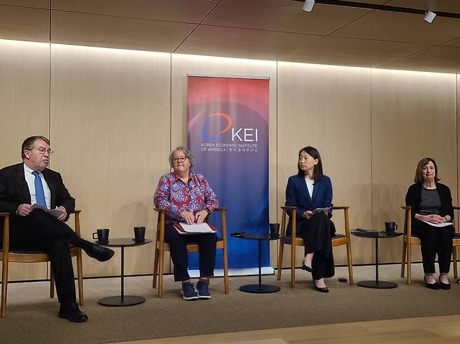 미국 워싱턴DC의 싱크탱크인 한미경제연구소(KEI)가 14일(현지시간) 주최한 대담에서 참석자들이 발언하고 있다. 왼쪽부터 스콧 스나이더 KEI 회장, 태미 오버비 올브라이트 스톤브리지 그룹 선임고문, 안세령 주미대사관 경제공사, 웬디 커틀러 아시아소사이어티정책연구소 부회장. 워싱턴=임성수 특파원