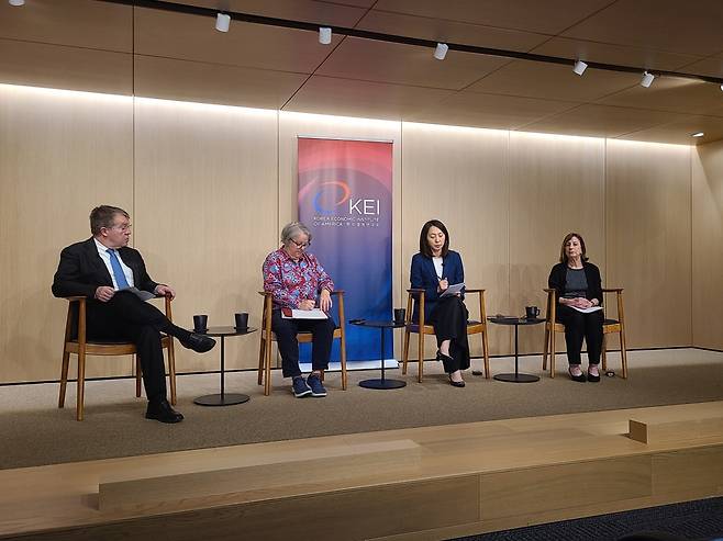 미국 워싱턴DC의 싱크탱크인 한미경제연구소(KEI)가 14일(현지시간) 주최한 대담에서 참석자들이 발언하고 있다. 왼쪽부터 스콧 스나이더 KEI 회장, 태미 오버비 올브라이트 스톤브리지 그룹 선임고문, 안세령 주미대사관 경제공사, 웬디 커틀러 아시아소사이어티정책연구소 부회장. 워싱턴=임성수 특파원