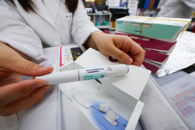 서울의 한 약국에서 약사가 위고비를 꺼내고 있다. 연합뉴스