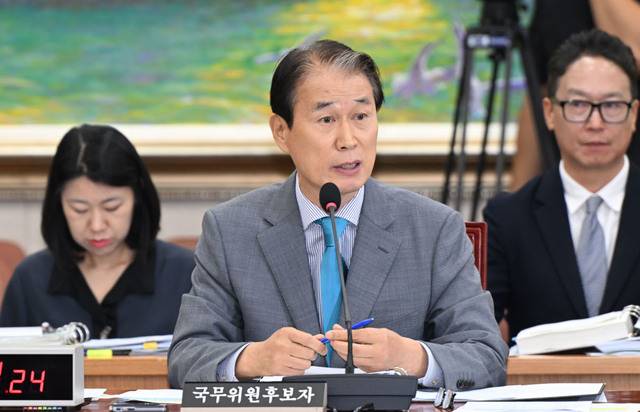 권오을 국가보훈부 장관 후보자가 15일 국회 인사청문회에서 의원 질의에 답변하고 있다. 최현규 기자