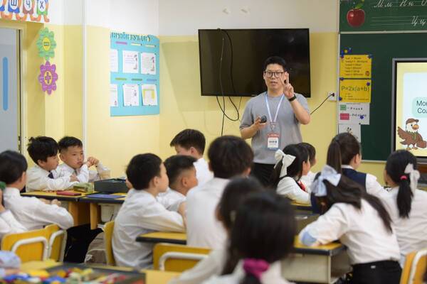 이우민 인천원당초등학교 교사가 몽골의 학생들을 대상으로 철새의 움직임을 교육하고 있다. 인천시교육청 제공