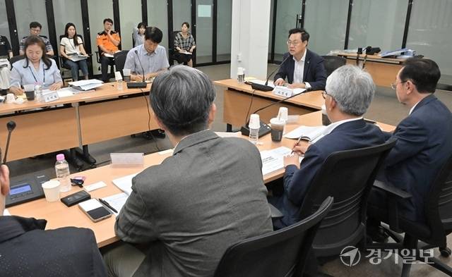 15일 오전 인천시청 소통회의실에서 열린 '인천펜타포트 락 페스티벌 추진상황 보고회'에서 하병필 인천시 행정부시장, 최종식 경기일보 기획이사, 김기태 경기일보 인천본사 사장 및 유관기관 관계자들이 참석해 행사 안전관리 계획 등을 점검하고 있다. 홍기웅기자