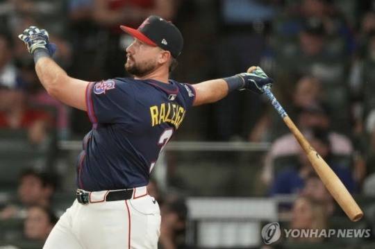 왼쪽 타석에서 타격하는 롤리 / 사진=연합뉴스