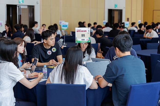 롯데그룹이 14일 서울 송파구 잠실 롯데월드타워 31층에서 채용 설명회 ‘잡카페’를 진행했다. [사진 = 롯데그룹 제공]