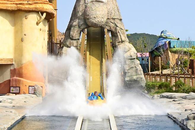 시원한 물살을 일으키는 ‘오거스후룸’에서 손님들이 환호하고 있다 / 사진=롯데월드 부산