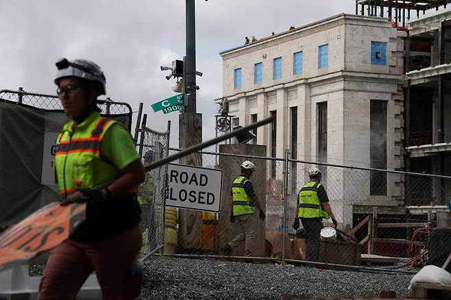 도널드 트럼프 미국 대통령이 14일(현지시간) 제롬 파월 연방준비제도(연준·Fed) 의장에 대한 불만을 표출하는 가운데 워싱턴DC 소재 연준 건물에서 공사가 계속되고 있다. 로이터연합뉴스