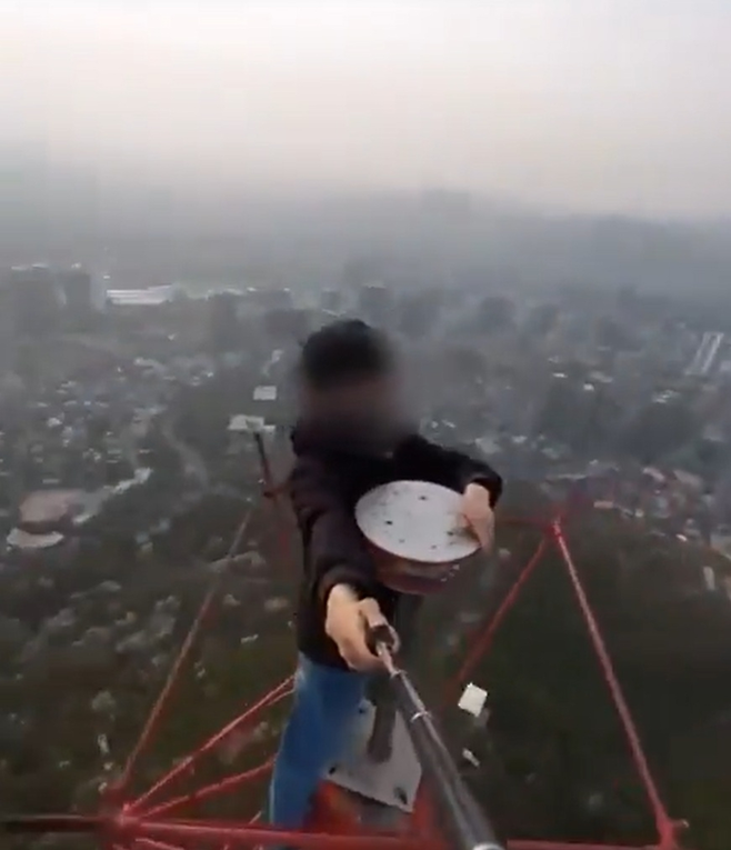 남산타워 꼭대기 무단 등반한 남성. [사진 출처 = X(트위터) 영상 캡처]