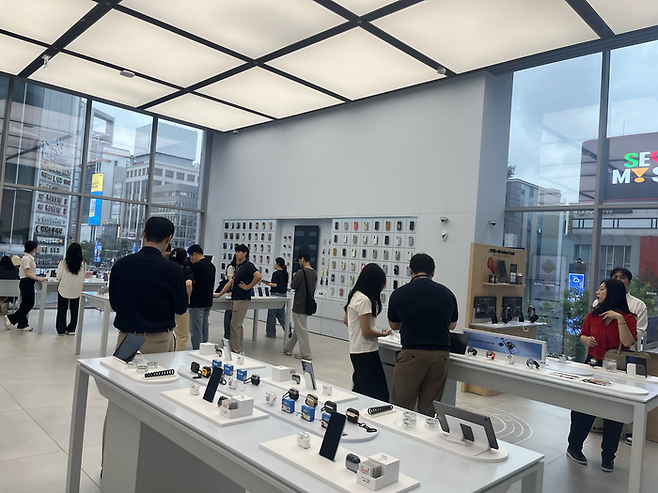 2층에서는 다양한 신제품을 자유롭게 만져볼 수 있다. [사진=안서진 기자]