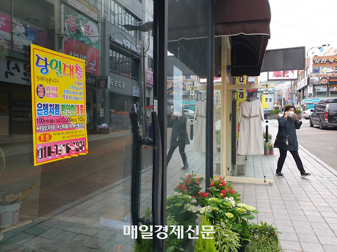 경남 창원시 마산합포구 오동동 문화의거리에 있는 가게 출입문에 사금융대출 광고가 붙어 있다. [김강래 기자]